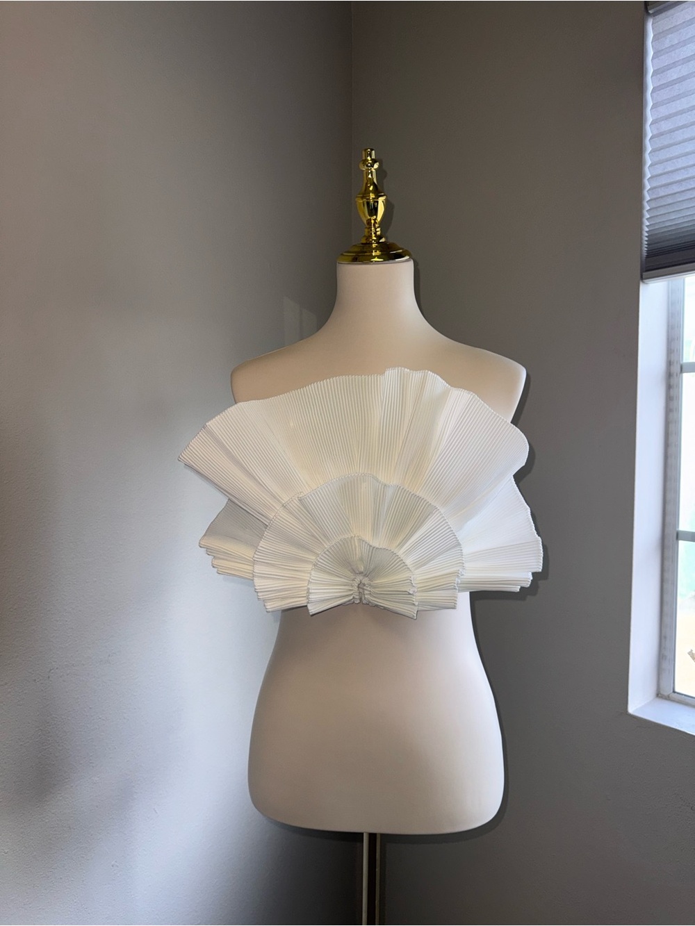 White Pleated Ruffle Shell Tube Crop Top - Picture 2 of 7